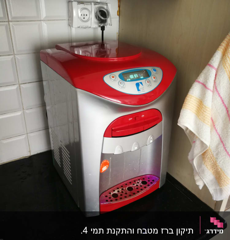 מכשיר מים חמים עם חיבור לחשמל